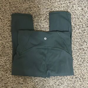 EUC Lululemon Athletic Cropped Leggings Size 6